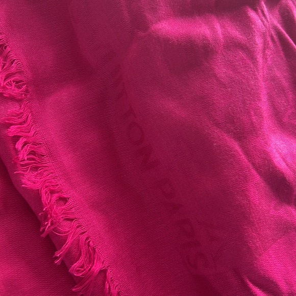 LOUIS VUITTON pink wool/silk wrap/scarf - Picture 9 of 12